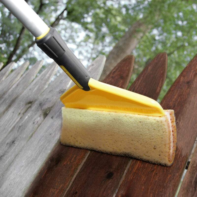 Woodmates Flex Core stain applicator showing flexibility as it stains