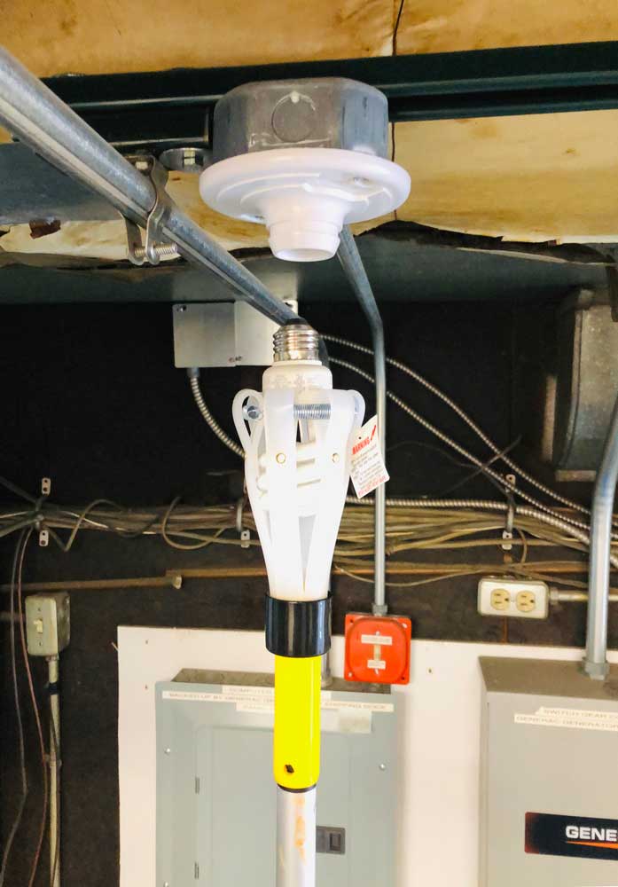 Light Bulb Grabber Mr. LongArm Heavy Duty Bulb Changer