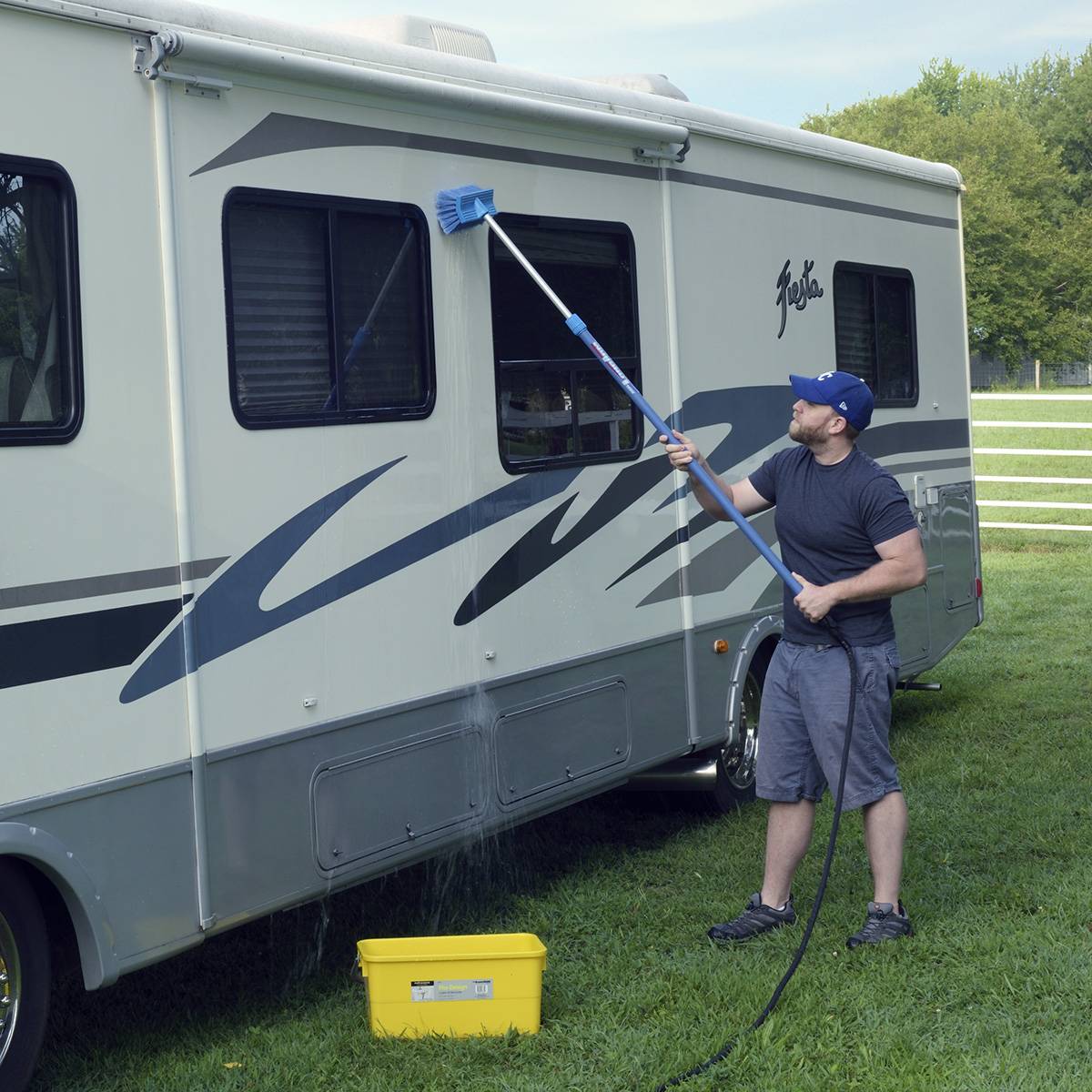 Bi-level brush cleaning an RV