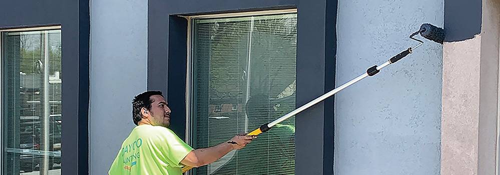 Man painting with a pole with a Lok-Thread