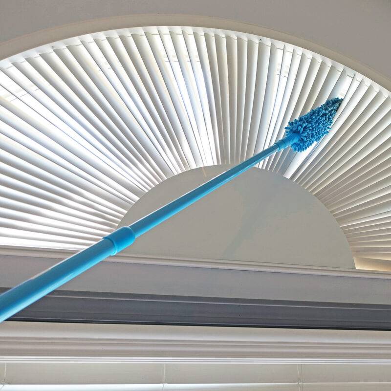 Microfiber Duster with Extendable Pole - Image 2